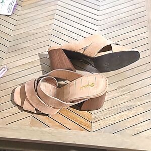 Women's beige dress shoes